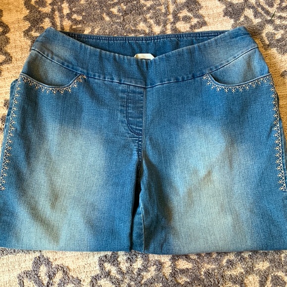 Capris for Women - Picture 2 of 5